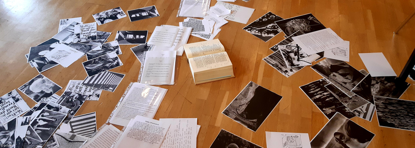 Bibel, Gesangbücher und Bilder  liegen zum Bearbeiten auf dem Boden