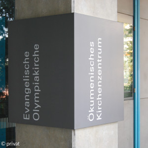 Ecke der Olympiakirche beim Eingang zum Generationentreff