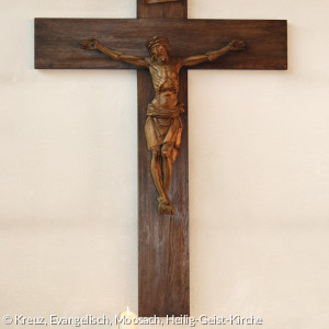 Kreuz an der Rückwand der Kirche