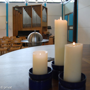 Altar der Olympiakiche mit Blick auf Taufbecken und Orgel