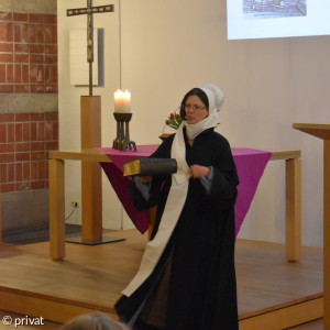 Die Reformatorin Argula von Grumbach im Altarraum der Kirche